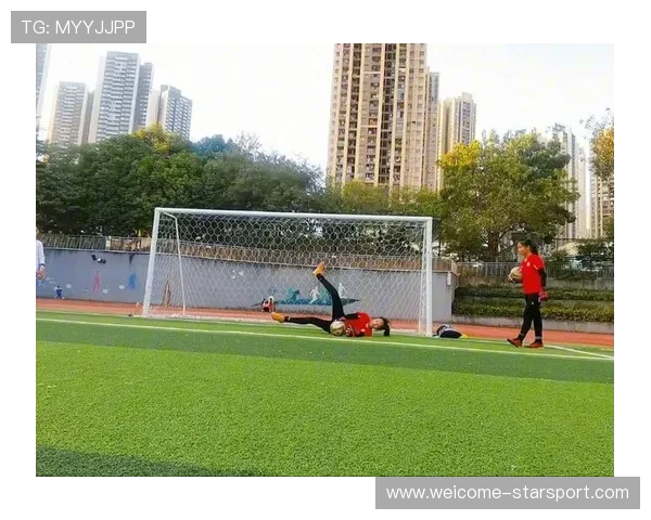 青训守门员在成人赛场完成惊天扑救